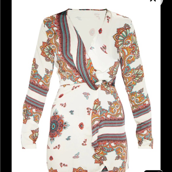 PrettyLittleThing White Printed Mini Silky Long Sleeved Wrap Dress NWT Size 8🤍 - Picture 3 of 9
